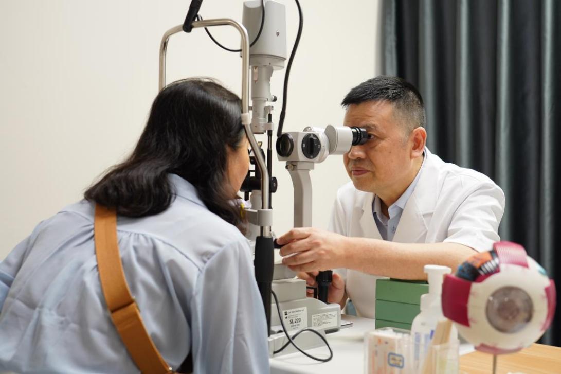 爱尔眼科兰长骏：无影灯下的独行者，用仁心为眼疾患者“除盲”